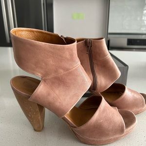 Coclico “Fire” Leather Platform Sandal